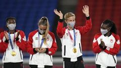 Una deportista transgénero saluda tras conseguir la medalla de oro.