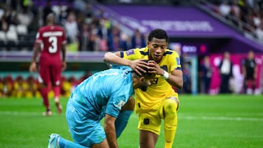AL KHOR, QATAR - NOVEMBER 20: Gonzalo Plata (R) of Ecuador embraces Hernan Galindez (L) during the FIFA World Cup Qatar 2022 Group A match between Qatar and Ecuador at Al Bayt Stadium on November 20, 2022 in Al Khor, Qatar. (Photo by Marvin Ibo Guengoer - GES Sportfoto/Getty Images)