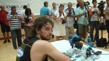 <b>EL MÁS ESPERADO. </b>Pau Gasol se incorporó a la concentración de la Selección española en San Fernando. Los medios aguardaban con expectación las palabras del catalán.