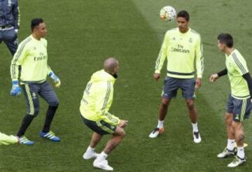 Keylor Navas y Raphael Varane.