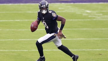 En 2019, Lamar Jackson se convirtió en el cuarto quarterback de raza negra en ganar el trofeo al Jugador Más Valioso de la NFL y lo hizo de manera unánime.