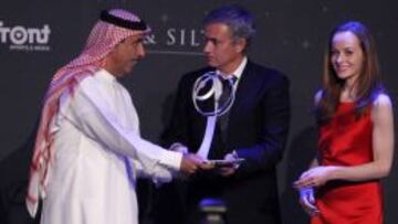 Mourinho recibi&oacute; de manos del Consejo de Deportes de Dubai el premio al mejor t&eacute;cnico.