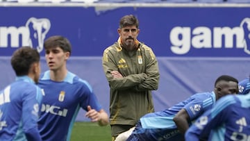 Veljko Paunovic, durante un entrenamiento del Oviedo en El Requexón.