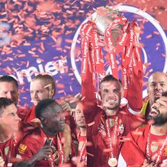 Kanye West y Coldplay acompañaron a los campeones