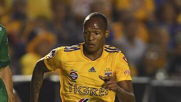 El jugador colombiano de los universitarios cayó dentro del área de La Fiera, jugada que fue apreciada por ex silbantes de pena máxima.