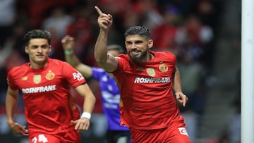 Bruno Mendez celebrates his goal 2-0 of Toluca during the 11th round match between Toluca and Mazatlan FC as part of the Liga BBVA MX, Torneo Apertura 2025 at Nemesio Diez Stadium, on September 27, 2025 in Toluca, Estado de Mexico, Mexico.