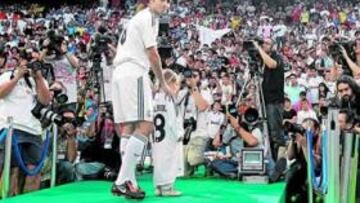 <b>SE QUEDÓ ALUCINADO. </b>Albiol posó junto a Catharina (la niña afortunada para acompañar al jugador en su presentación) y no paró de sonreír en ningún momento.