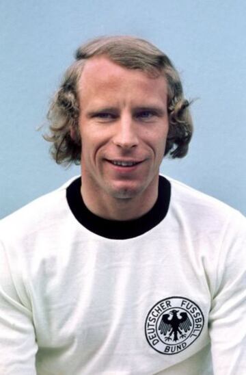 También fue campeón en el Mundial de Alemania 74 y disputó 19 partidos. 