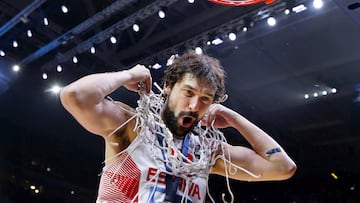 La Selección, en la vuelta de Sergio Scariolo, se colgó el tercer oro europeo de su historia; tercero, además, en los últimos cuatro campeonatos. Allí, cómo no, estuvo Sergio Llull, que acabó con 9,4 puntos y 4,4 asistencias un torneo celebrado en Francia y donde la Selección tumbó a Lituania en la final (80-63) con 12 tantos y 5 asistencias del madridista.
