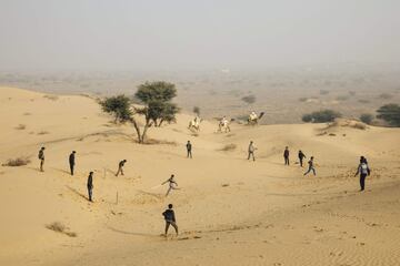 Esta imagen la ha publicado recientemente Steve Waugh, excapitán de la selección australiana de cricket. En ella aparecen unos niños jugando al cricket en el desierto de Osian, en el estado de Rajasthan (India). Waugh siempre ha reconocido su afecto y admiración por el país hindú, una de las principales potencias en este deporte.