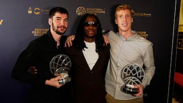 13/05/23 BALONCESTO GALA DE PREMIADOS BCL.
FINAL FOUR BASKETBALL CHAMPIONS LEAGUE EN MALAGA
dario brizuela , kendrick perry y alberto diaz , premiados 