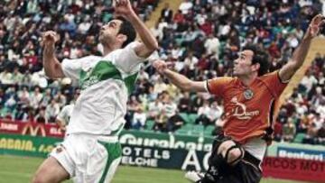 <b>SIN SUERTE. </b>Miguel, que no tuvo su mejor día, trata de ganar un balón por alto a Catalá, ayer en el Martínez Valero.