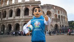 Skillzy, la mascota de la Eurocopa 2020, en el Coliseo de Roma.