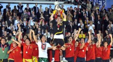 La Eurocopa 2008 disputada en Austria y Suiza supuso el ansiado segundo t¨ªtulo continental para Espa?a, tras el logrado en 1964. Casillas capitane¨® el triunfo de una selecci¨®n dirigida por Luis Aragon¨¦s, invicta en todo el torneo. El partido clave de esta Eurocopa y uno de los m¨¢s importantes de la historia de la selecci¨®n, fue el partido de cuartos de final contra Italia en el que Casillas, tras detener dos remates a bocajarro del cuadro italiano durante el tiempo reglamentario y la pr¨®rroga, dio el pase a las semifinales a Espa?a con dos grandes paradas en la tanda de penaltis a De Rossi y Di Natale. Fue inclu¨ªdo en el Equipo del Torneo, como mejor portero del campeonato.