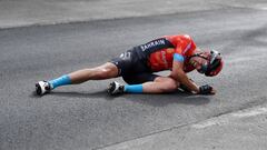 Mikel Landa se duele tras su ca&iacute;da en la quinta etapa del Giro de Italia 2021.