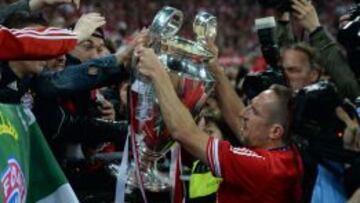 Rib&eacute;ry, con la Copa de Europa ganada al Borussia.