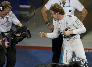 Hamilton siguió demostrando su superioridad en Mercedes y este año, ya sin más experimentos con carreras de valor doble, levantó su tercer título en Austin, con tres carreras de adelanto. Rosberg ganó las tres, incluida la intrascendente de Abu Dhabi. Hamilton ya estaba de fiesta... 