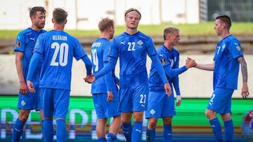 Andri Gudjohnsen (dorsal 22), saludando a sus compa&ntilde;eros tras el partido.