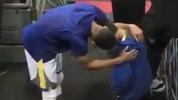 Curry consuela al sobrino de Devin Harris, quien perdi&oacute; a su padre en un accidente.