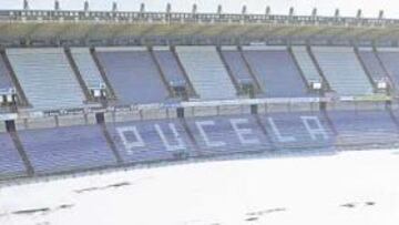 <b>OPERARIOS ARREGLAN EL CÉSPED.</b> Los operarios del club trabajaban desde ayer a destajo para arreglar el césped de Zorrilla. El campo no tenía ya nieve al entrar la noche, pero quedaban zonas con agua y eso va a dar paso a las temidas placas de hielo. Hoy, más tarea.