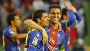 <b>MOMENTO DULCE. </b>Ballesteros se abraza con Del Horno tras lograr la victoria frente a Osasuna.