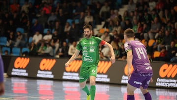 Raúl Erice en una jugada con el Xota.