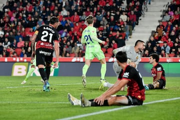 1-4. Otro centro con el exterior del pie de Lamine Yamal por la derecha para Pau Víctor que da el pase de la muerte al área bermellona, despeja Mateu Morey como puede y el balón suelto lo remata Frenkie de Jong para anotar el cuarto tanto azulgrana.