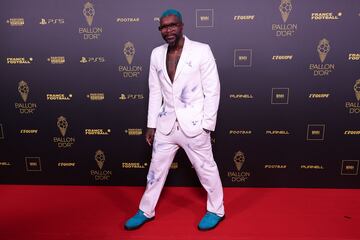El exfutbolista franc谷s Djibril Cisse posa antes de la ceremonia de entrega del Bal車n de Oro.