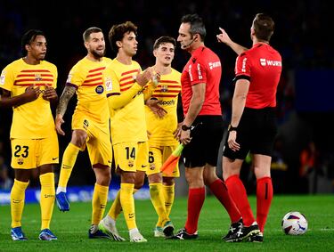 João Félix le reclama al árbitro penalti de Zubledia en una de las últimas acciones de la primera parte.