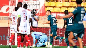 Przemyslaw Frankowski celebra un gol