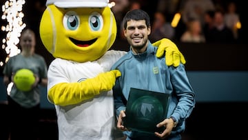 Carlos Alcaraz, con la mascota del torneo de Róterdam.