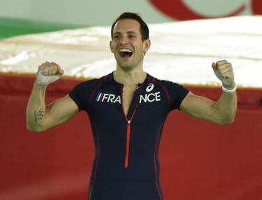 Lavillenie saltaba arbustos con una escoba