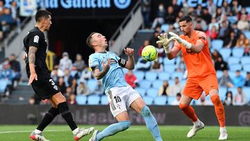 Iago Aspas se lamenta durante el partido entre el Celta y el Elche disputado en Bala&iacute;dos.