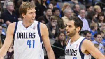 José Calderón charla con el alemán Dirk Nowitzki durante el partido disputado la pasada madrugada.