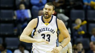 MEM02. MEMPHIS (EE.UU.), 25/01/2017.- El central de los Memphis Grizzlies Marc Gasol, de España, reacciona hoy, miércoles 25 de enero de 2017, durante un partido de baloncesto entre Toronto Raptors y Memphis Grizzlies en el FedExForum de Memphis, Tennessee, (EE.UU). EFE/Mike Brown