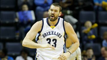 MEM02. MEMPHIS (EE.UU.), 25/01/2017.- El central de los Memphis Grizzlies Marc Gasol, de Espa&ntilde;a, reacciona hoy, mi&eacute;rcoles 25 de enero de 2017, durante un partido de baloncesto entre Toronto Raptors y Memphis Grizzlies en el FedExForum de Memphis, Tennessee, (EE.UU). EFE/Mike Brown