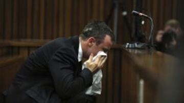 Oscar Pistorius se seca las l&aacute;grimas en el Tribunal Superior de Pretoria.