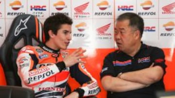 Márquez charlando distendido con Nakamoto en el box del Repsol Honda.