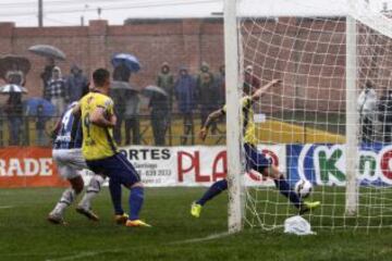 El juvenil Felipe Fritz, de sólo 17 años, anota su primer gol en el profesionalismo para la U. de Concepción, bajo la lluvia en Yumbel.