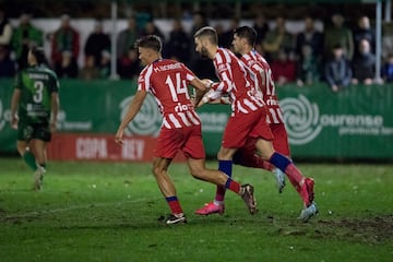 1-1. Yannick Carrasco celebra el primer gol que marca de penalti.