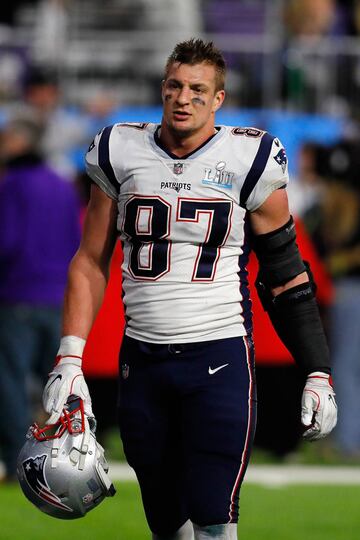 El ala cerrada de los Patriots no ha anunciado su retiro pero seg¨²n reportes Dwayne Johnson y Sylvester Stallone le aconsejaron tomar el rumbo de la actuaci¨®n cuando decida colgar los "cleats".
