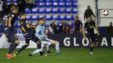 El defenasa del Celta de Vigo Sergi G&oacute;mez dispara a puerta junto Hugo &Aacute;lvarez y G&oacute;ngora, de UCAM Murcia, durante el partido de ida de los dieciseisavos de final de la Copa del Rey que se juega esta noche en el estadio de la Condomina, en Murcia.