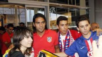 <b>EXPECTACIÓN. </b>Falcao fue el rojiblanco más solicitado en la llegada del Atlético a la estación Joaquín Sorolla de Valencia.