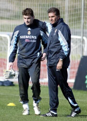 En la temporada 2003-2004, con Carlos Queiroz como entrenador, comienzan proclam¨¢ndose campeones de la Supercopa de Espa?a pero el equipo inicia un declive que se alarga hasta final de temporada que durar¨¢ dos temporadas m¨¢s, lo que desencadena en marzo de 2006 en la dimisi¨®n del presidente Florentino P¨¦rez.