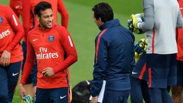 Neymar, junto con Emery en un entrenamiento.