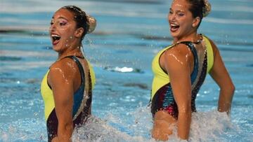 Estefanía Álvarez (izq) y Mónica Saray, clasificadas en nado sincronizado.