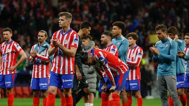 Los jugadores del Atlético saludan a la afición rojiblanca tras el partido.