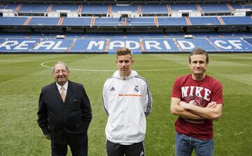 Paco Gento, Marcos y paco Llorente en el césped del estadio Santiago Bernabéu.