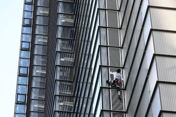 El escalador urbano francés Alain Robert, también conocido como "Spider-Man", sube a Heron Tower, 110 Bishopsgate, en el centro de Londres, la torre más alta de la ciudad de Londres.