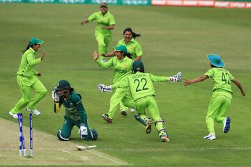 Las jugadoras de Paquistán celebran el punto ante Sudáfrica durante el partido del grupo de la Copa del Mundo de Cricket Femenino disputado en Inglaterra.